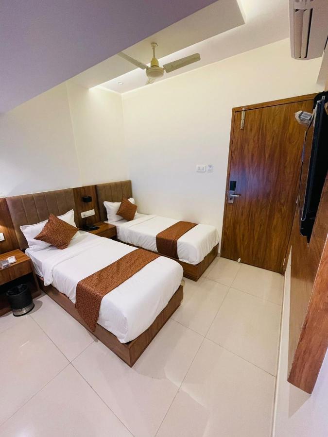 Hotel Black Burn ムンバイ エクステリア 写真